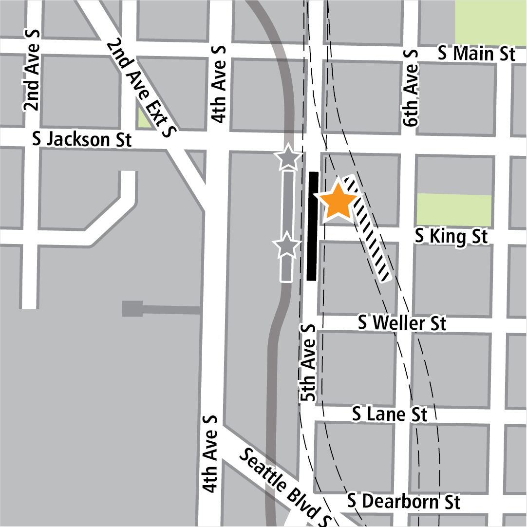 Vẽ bản đồ có hình chữ nhật màu đen biểu thị vị trí trạm ga ở 5th Avenue South, các ngôi sao màu vàng biểu thị một lối vào ga, hình chữ nhật màu xám biểu thị vị trí trạm ga LINK hiện tại và các ngôi sao màu xám biểu thị các lối vào trạm ga LINK hiện tại.
